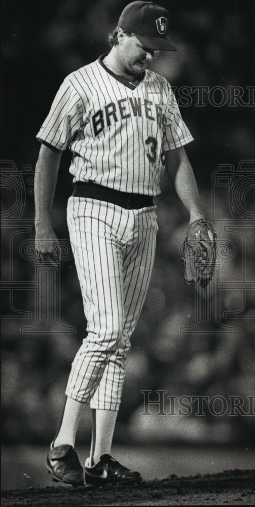 1989 Press Photo Brewer Baseball Pitcher Don August After Line Drive Hit Him-Historic Images