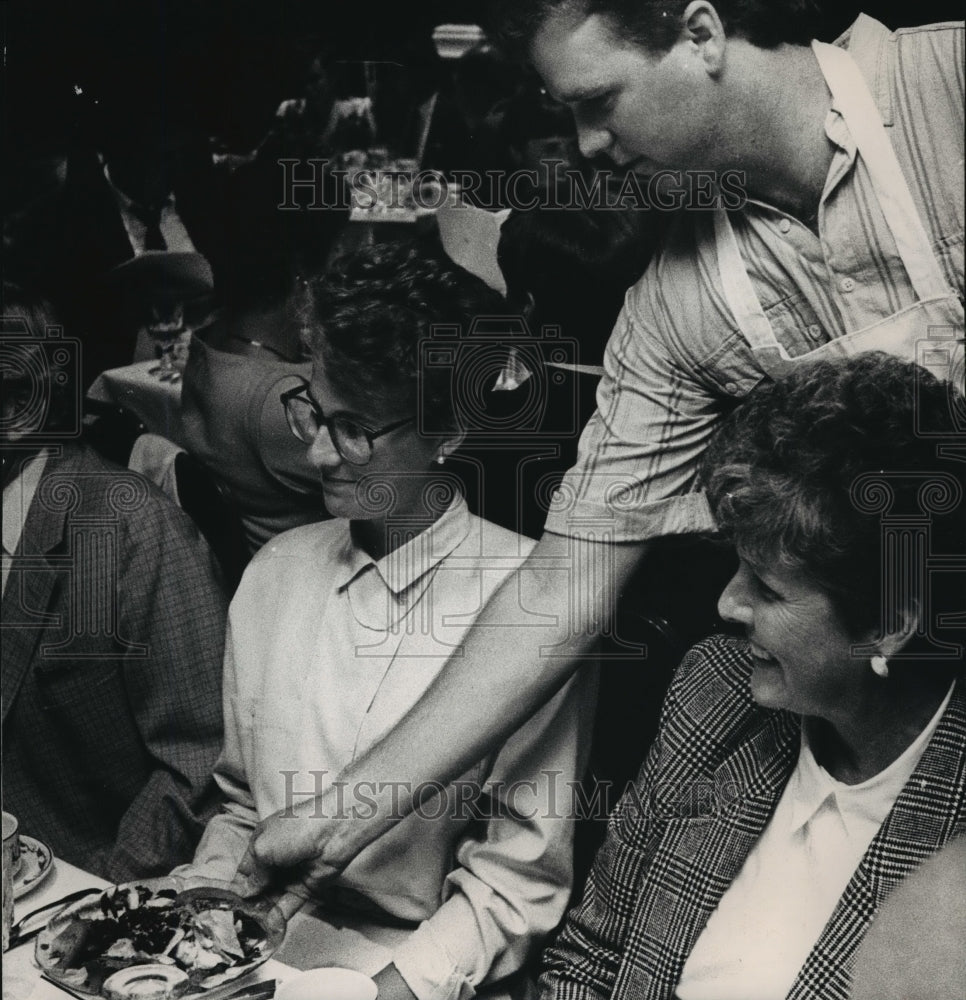 1988 Press Photo Brewers Baseball Pitcher Don August As Celebrity Benefit Waiter - Historic Images