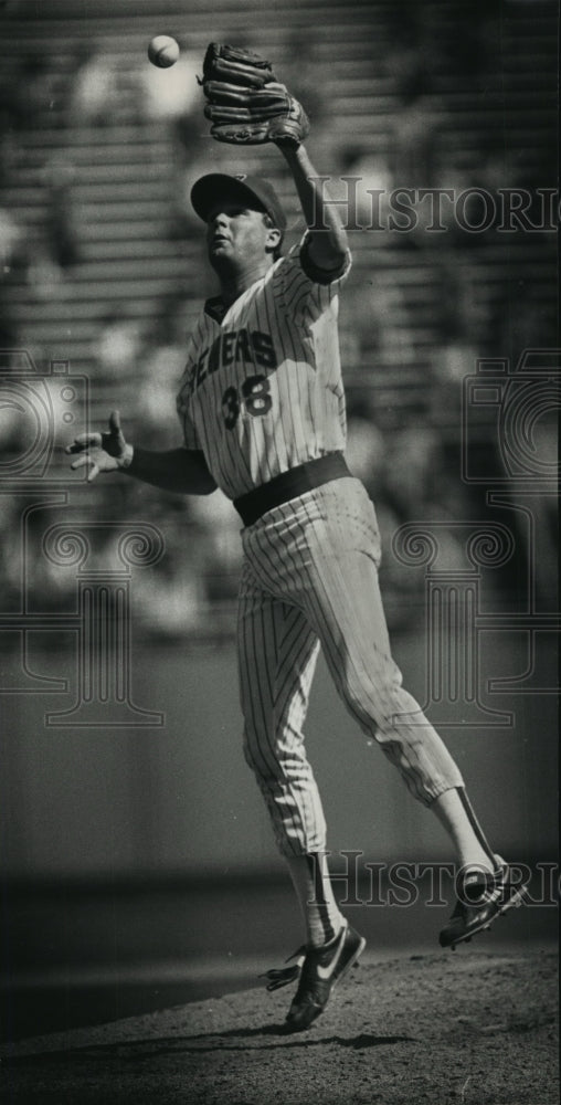 1988 Press Photo Milwaukee Brewers Baseball Pitcher Don August Fielding Ball - Historic Images