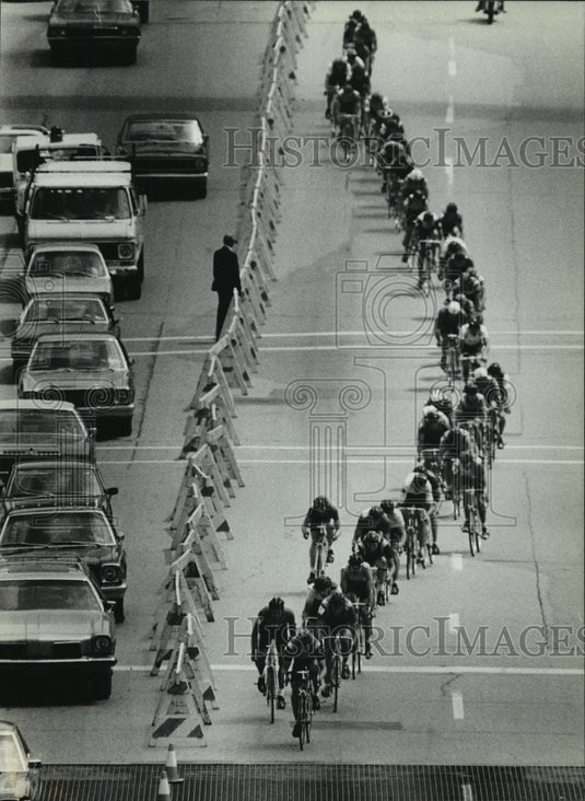 1981 Press Photo Racers at The Milwaukee Classic series of bicycle race - Historic Images