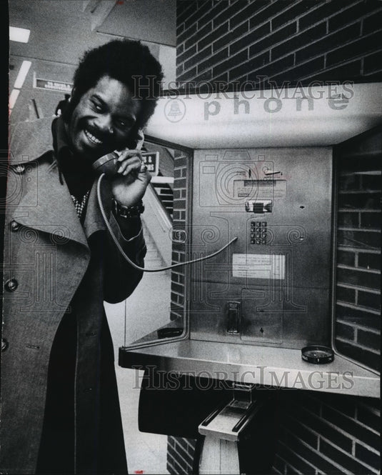 1973 Press Photo Milwaukee Bucks basketball's Lucius Allen makes call to wife - Historic Images