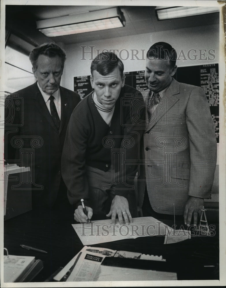 1970 Press Photo Dan Adams with father &amp; Marvin Milkes signs w/ Brewers baseball - Historic Images