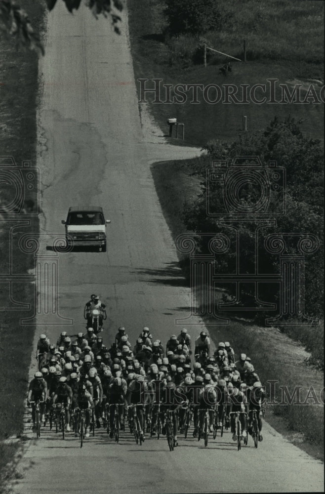 1990 Press Photo Bicycle racers during Miller Lite Superweek&#39;s Tour of Holy Hill - Historic Images