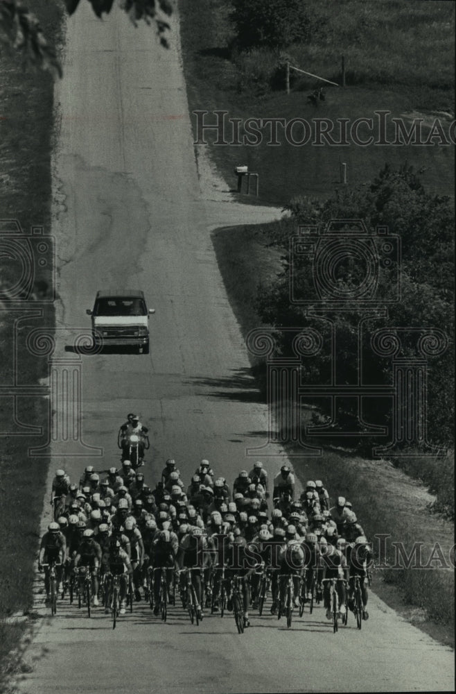 1990 Press Photo Bicycle racers during Miller Lite Superweek's Tour of Holy Hill - Historic Images