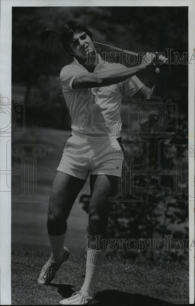 1976 Press Photo Steve Wagner of the Green Bay Packers football team plays golf - Historic Images