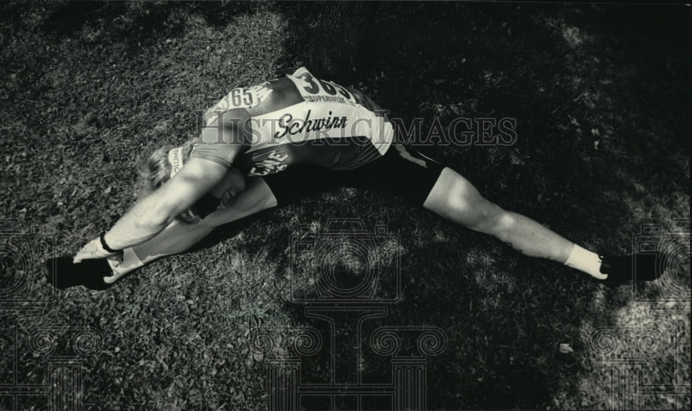 1987 Press Photo Mark McCafferty stretches before his Milwaukee bicycling race - Historic Images