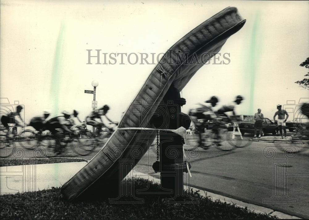 1987 Press Photo A fire hydrant was padded to protect bicycle racers from injury- Historic Images