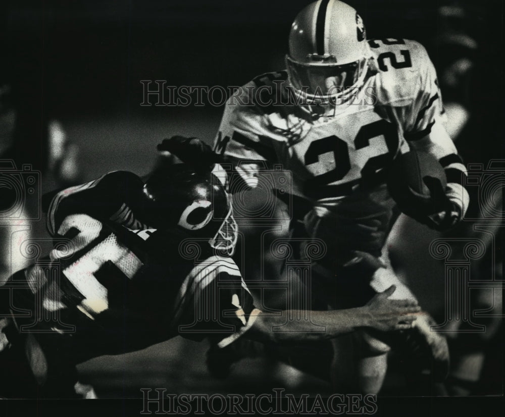 1990 Press Photo Kettle Moraine football&#39;s Matt Beier in action vs. West Allis-Historic Images