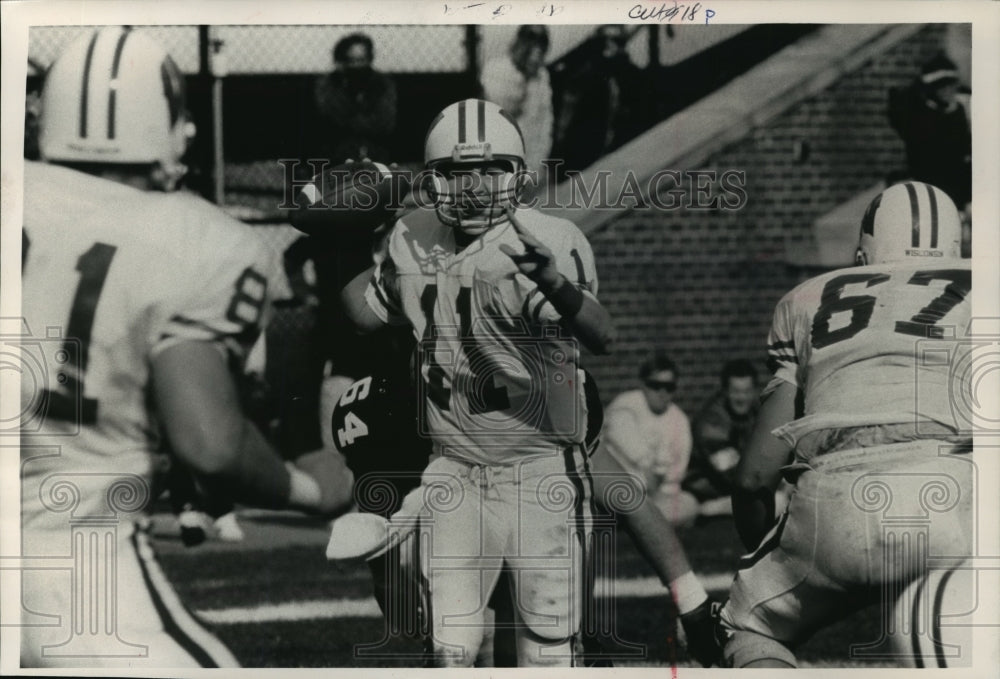 1992 Press Photo Wisconsin Badger Quarterback Darrell Bevell Cocks The Football- Historic Images