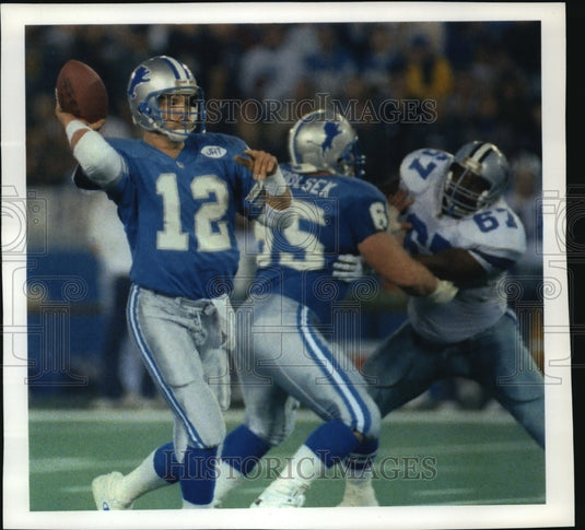 1992 Press Photo Erik Kramer Of Detroit Lions Throwing Football From Pocket - Historic Images