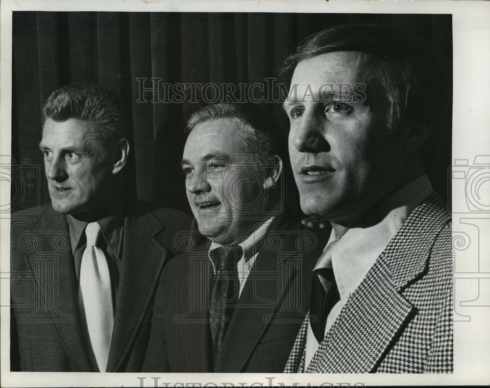 1974 Press Photo Football Coach John Jardine, company at dinner in his honor- Historic Images