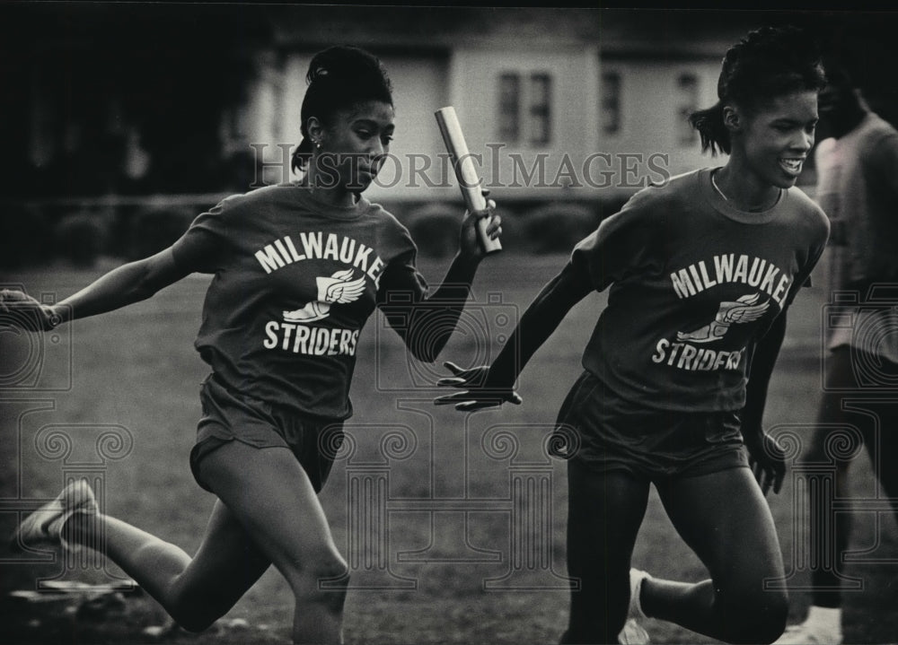 1987 Press Photo Milwaukee Striders track runners, Andrea Lee & Esther Jones - Historic Images