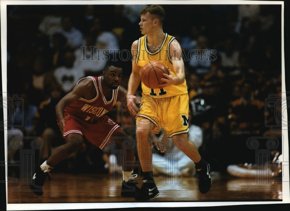 1994 Press Photo Basketball player Tracy Webster guards UW&#39;s NCAA hopes-Historic Images