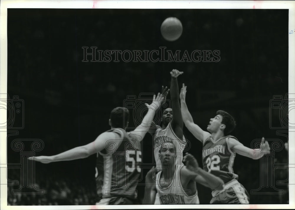 1993 Press Photo Wisconsin basketball player, Tracy Webster, fires a shot-Historic Images