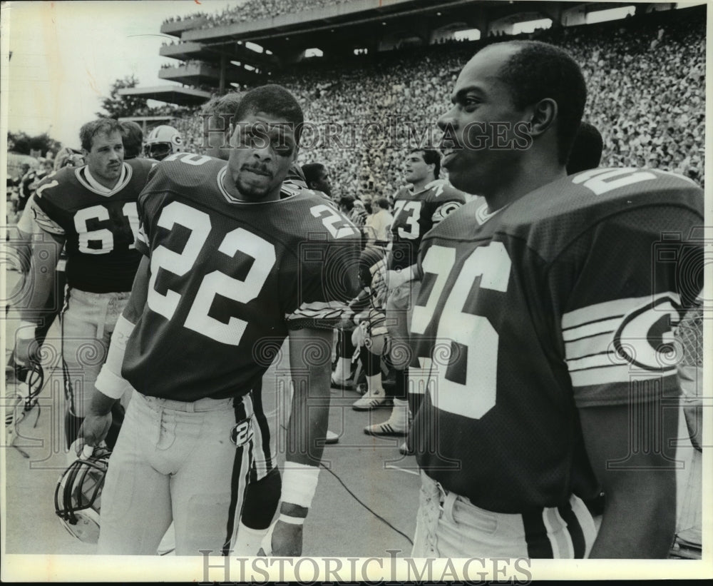 1986 Press Photo Packer Football Player Mark Lee On Sidelines With Teammates - Historic Images