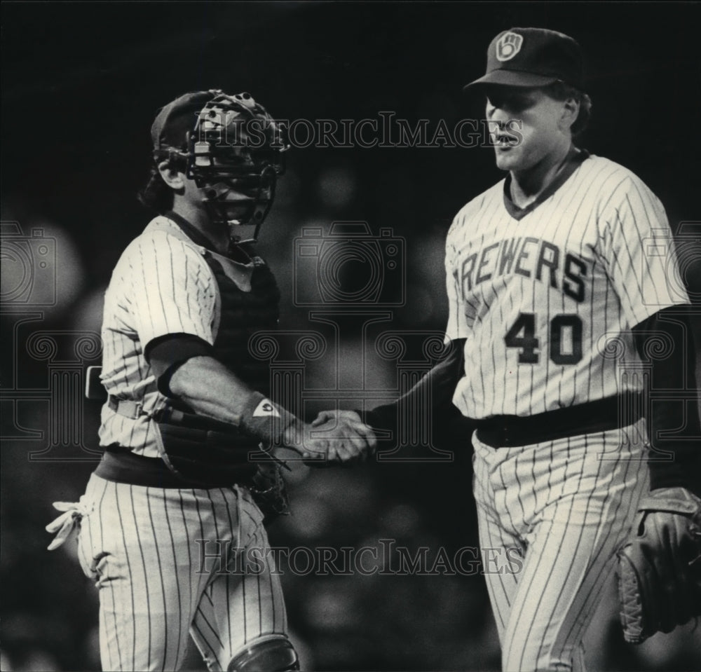 1985 Press Photo Milwaukee Brewers baseball's Bob Gibson shake teammate's hand - Historic Images