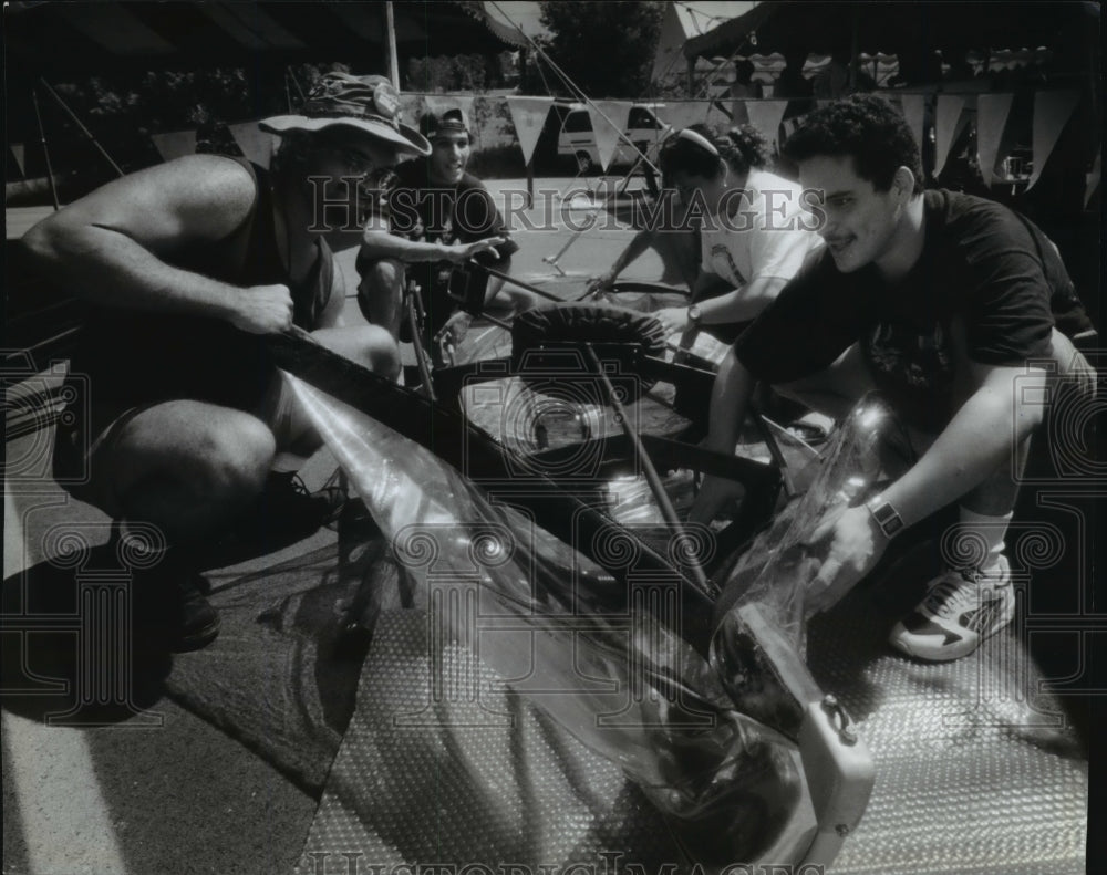 1984 Press Photo University Of Puerto Rico's Solar Powered Kayak Is Worked On- Historic Images
