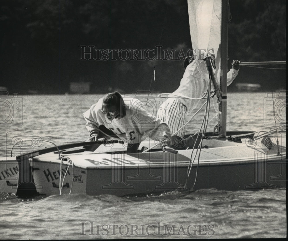 1991 Press Photo Heidi Lieber And Megan Camin Race Sailboat In Blue Chip Regatta-Historic Images