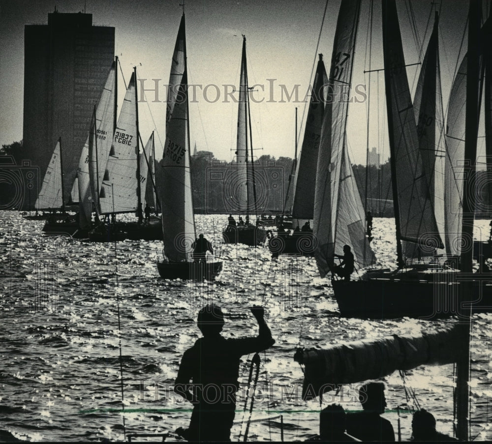 1984 Press Photo Queen&#39;s Cup race boats set sail from South Shore Yacht Club- Historic Images