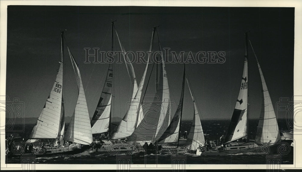 1987 Press Photo Boats during the Queen&#39;s Cup yacht race on Lake Michigan - Historic Images