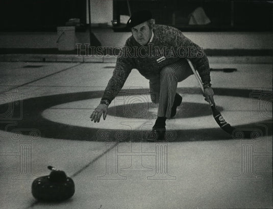 1977 Press Photo Tom Kelly let go of a rock while curling - mjt03211-Historic Images