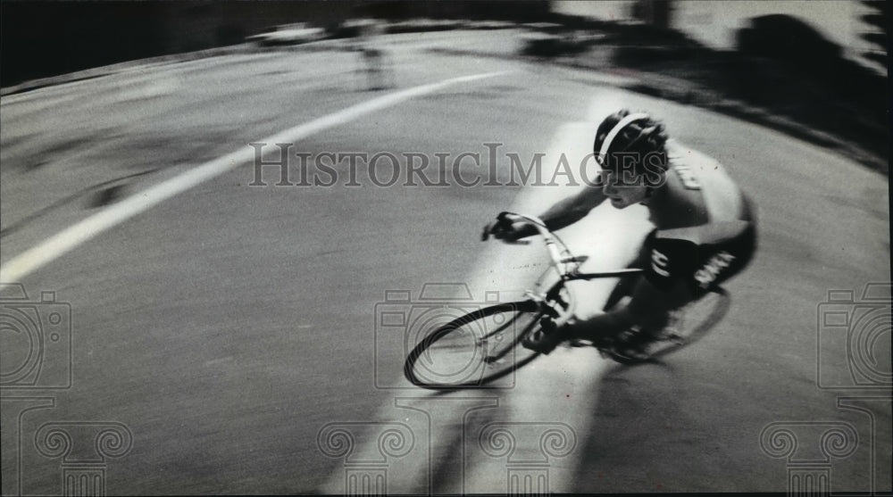 1981 Cyclist pedals hard en route from Broadway to State, Milwaukee - Historic Images