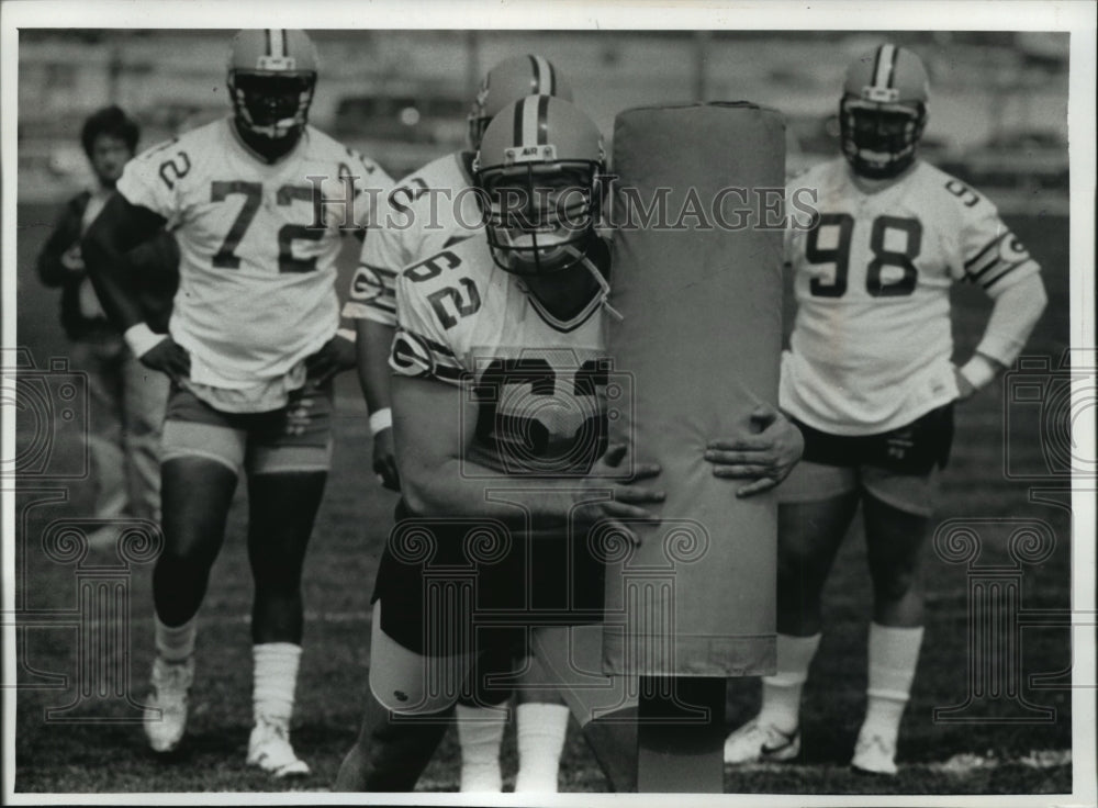1990 Press Photo Second-year man Matt Brock can push on defense - mjt03310 - Historic Images
