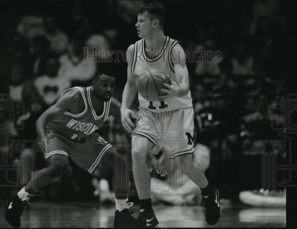 1994 Press Photo Badgers' Webster Guarding Michigan's Fife In Big Ten Basketball - Historic Images