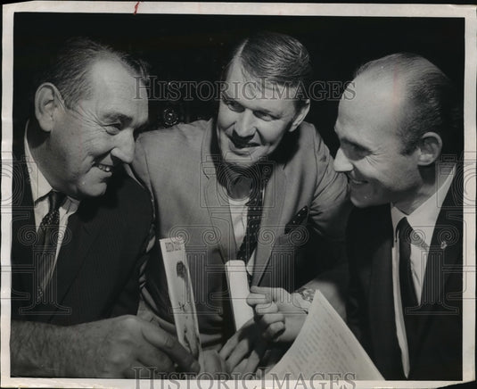 1967 Basketball Men: Chicago's Klein And Kerr With Milwaukee's Kohl - Historic Images