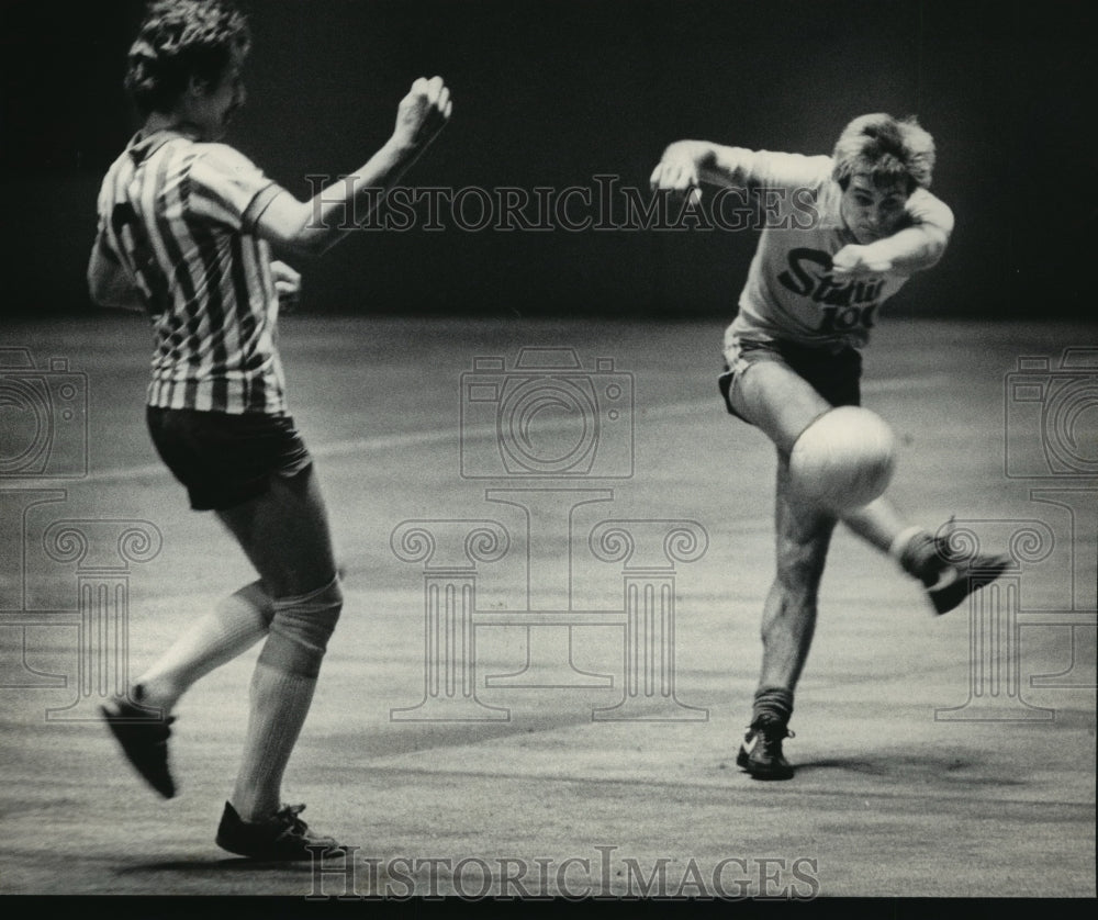 1984 Press Photo Milwaukee soccer's Pete Knezic kicks shot against Tadeusz Bista- Historic Images