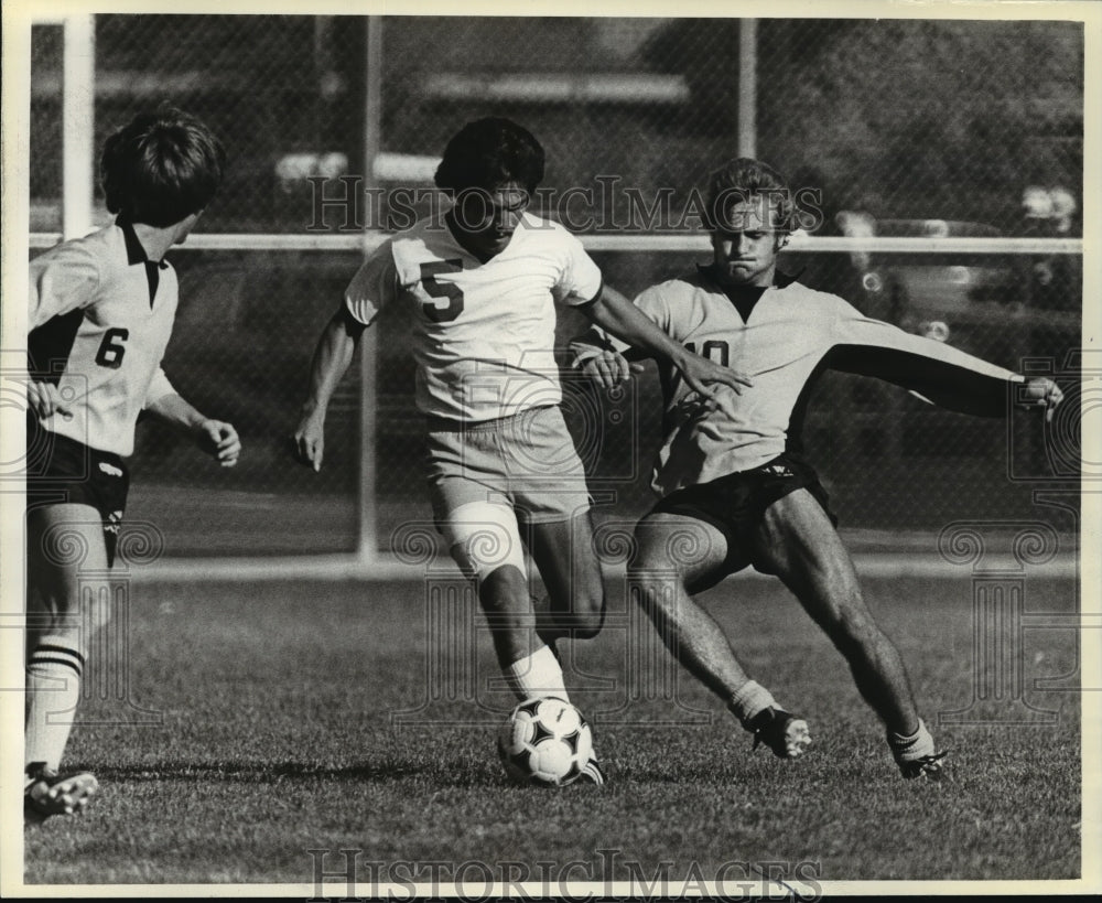 1979 Press Photo UWM soccer player, Pete Knezic, moves in to defend ball - Historic Images