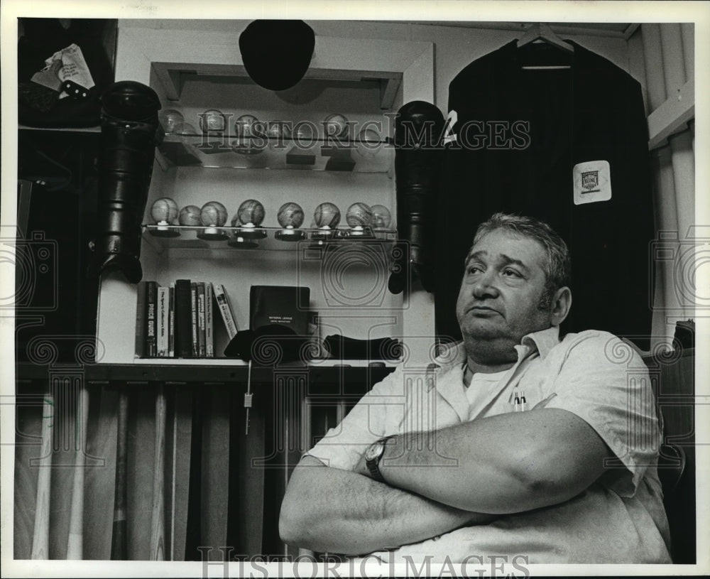 1982 Press Photo Major league umpire, Stan Landes, at his Fox Point home- Historic Images
