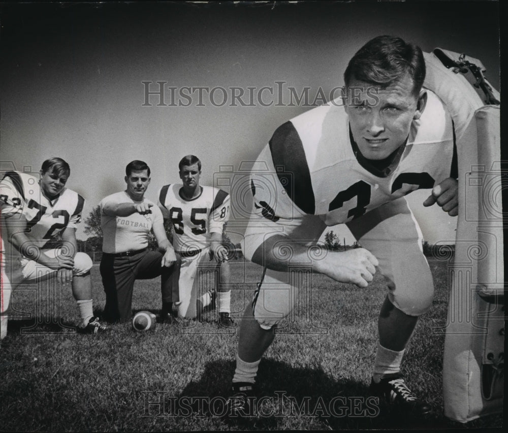 1967 Press Photo Lawrence University football&#39;s Ken Koskelin in action - Historic Images