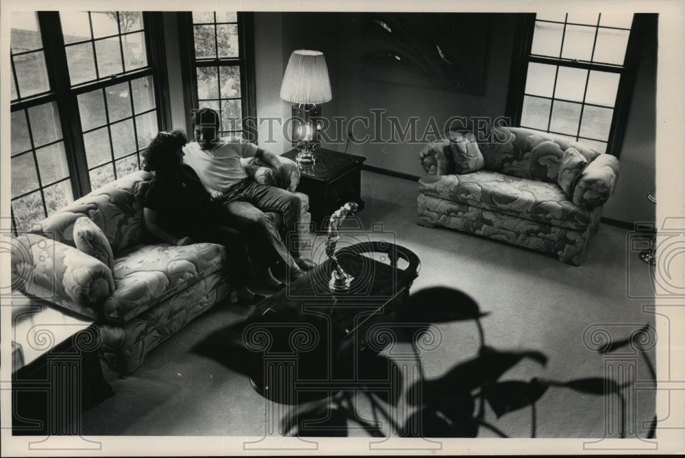 1989 Press Photo Teddy Higuera at home with his wife - mjt03496 - Historic Images