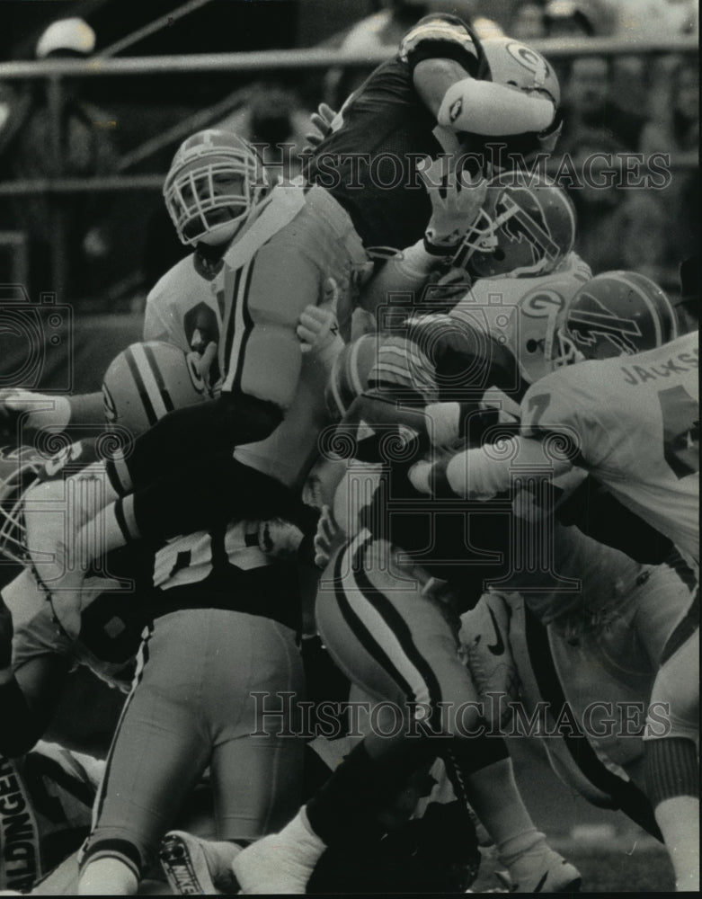 1991 Press Photo Packers football player Vince Workman leaps over the line-Historic Images
