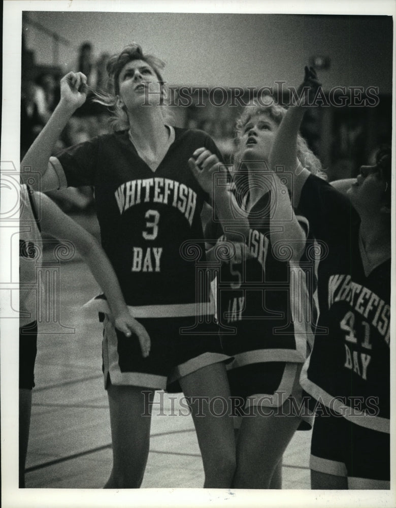 1989 Press Photo Bay players look up for guidance to basketball coach, Don Laine - Historic Images