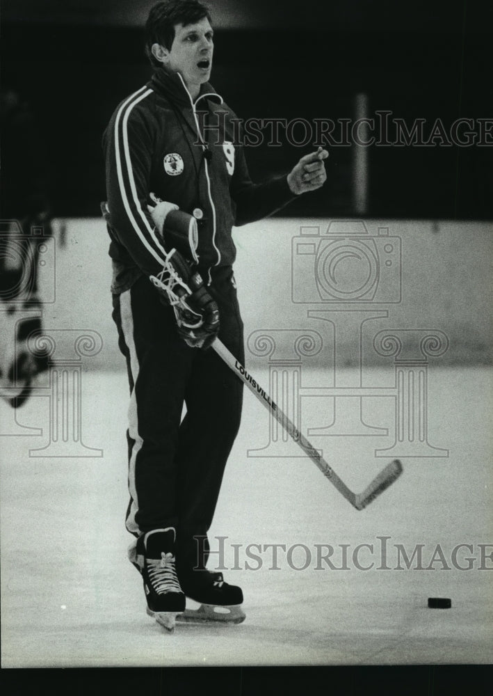 1983 Press Photo Milwaukee Admirals hockey coach, Phil Wittliff leads practice - Historic Images