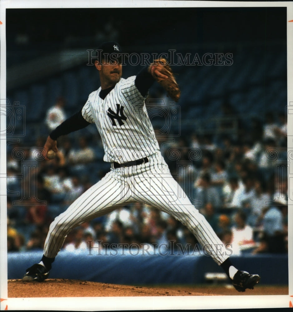 1993 Press Photo New York Yankees pitcher Mike Witt, fires up a pitch- Historic Images