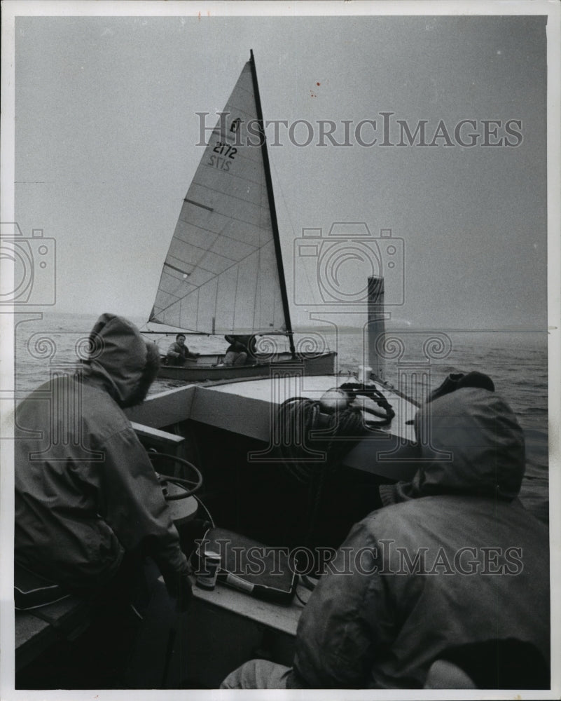 1958 Press Photo Boat manned by Frostbite Sailors races at Milwaukee Yacht Club- Historic Images