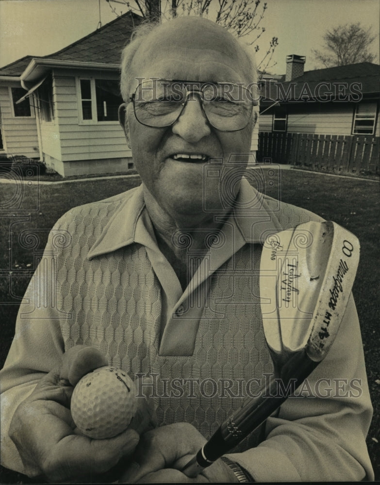 1983 Press Photo Milwaukee&#39;s Harry Bertling at Hansen Park Golf Course - Historic Images