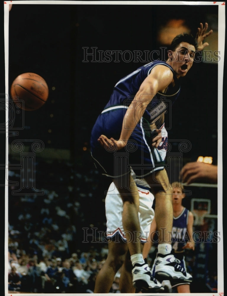 1994 Press Photo Bucks basketball guard Jon Barry flips a pass behind his back - Historic Images