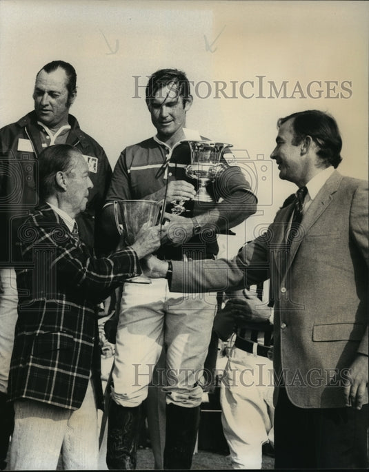 1976 Press Photo Joe Barry, Milwaukee Polo player and company - mjt03639-Historic Images