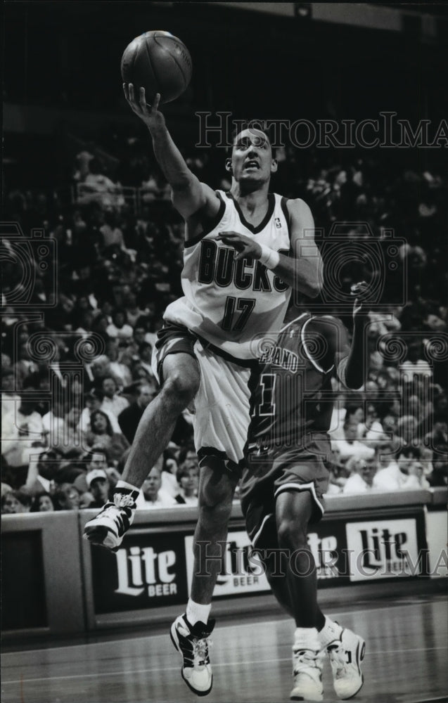 1994 Press Photo Jon Barry of the Milwaukee Bucks basketball team goes for layup - Historic Images