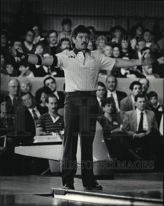 1985 Press Photo Pro Bowler Wayne Webb spreads his arms and urges pins to fall - Historic Images