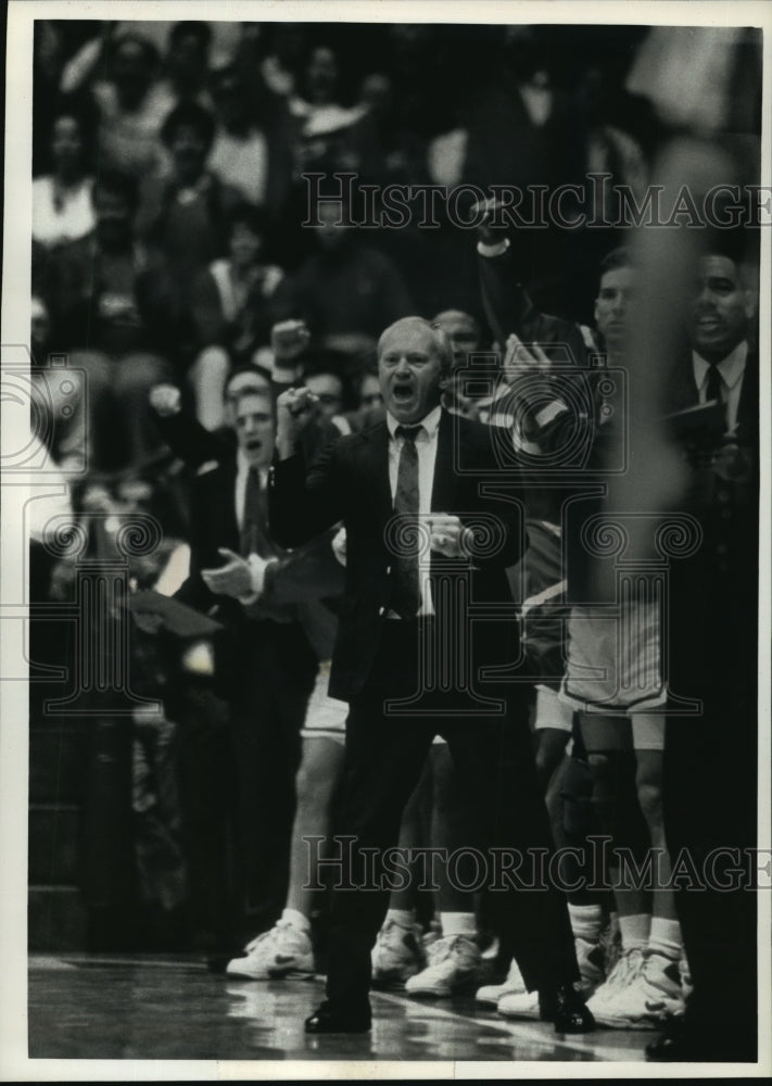 1992 Press Photo University of Wisconsin basketball coach, Steve Yoder, cheers-Historic Images