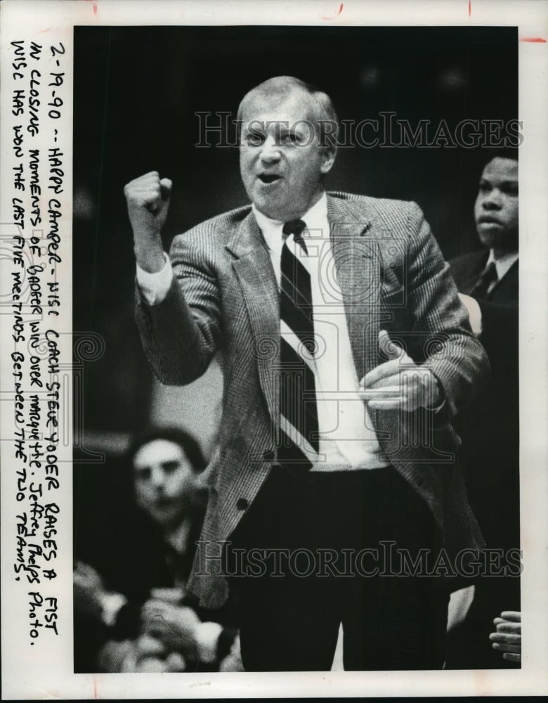 1990 Press Photo Badgers basketball coach Steve Yoder raises fist in victory-Historic Images