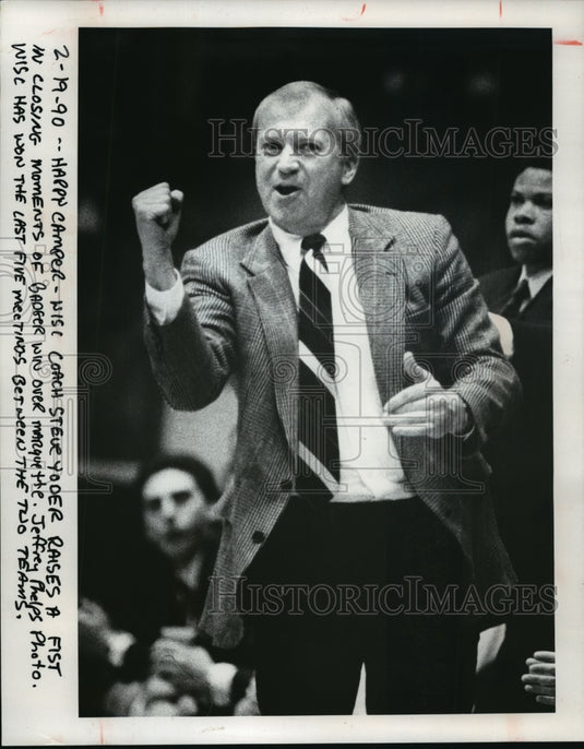 1990 Press Photo Badgers basketball coach Steve Yoder raises fist in victory-Historic Images