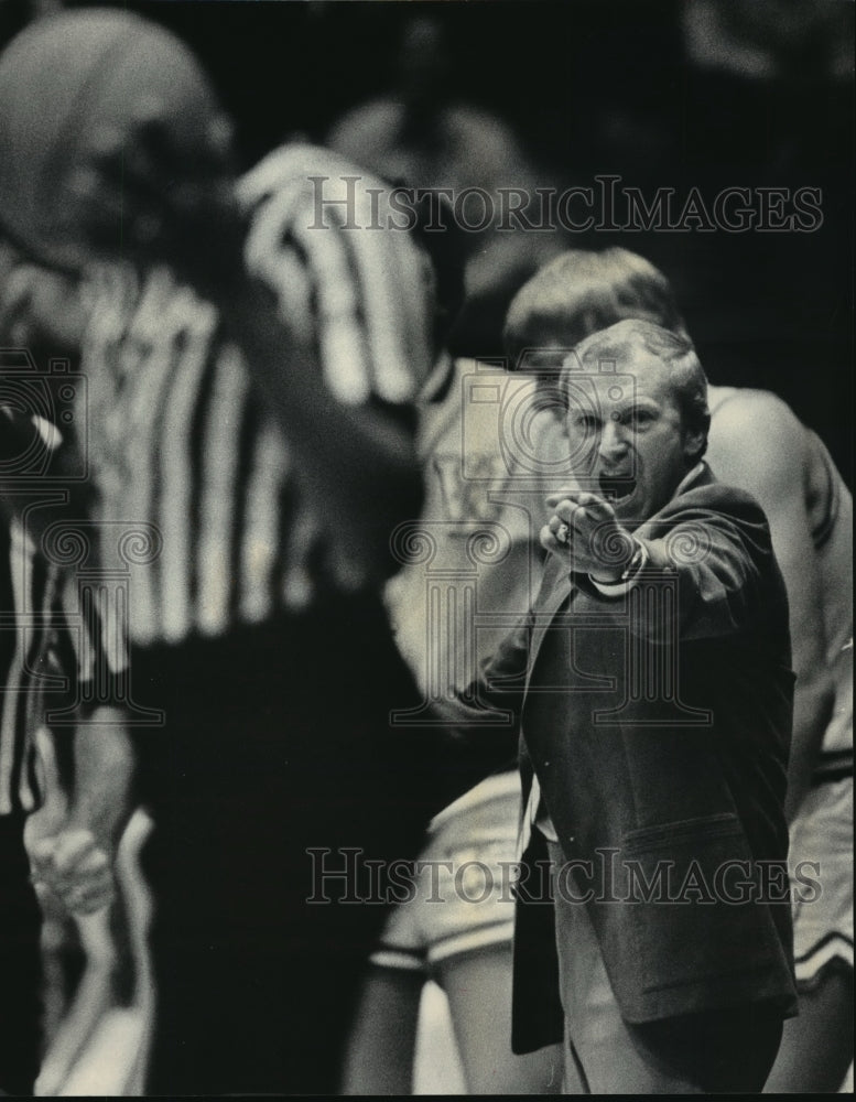 1984 Press Photo Referee Gets Ear Full From Badger Basketball Coach Steve Yoder - Historic Images