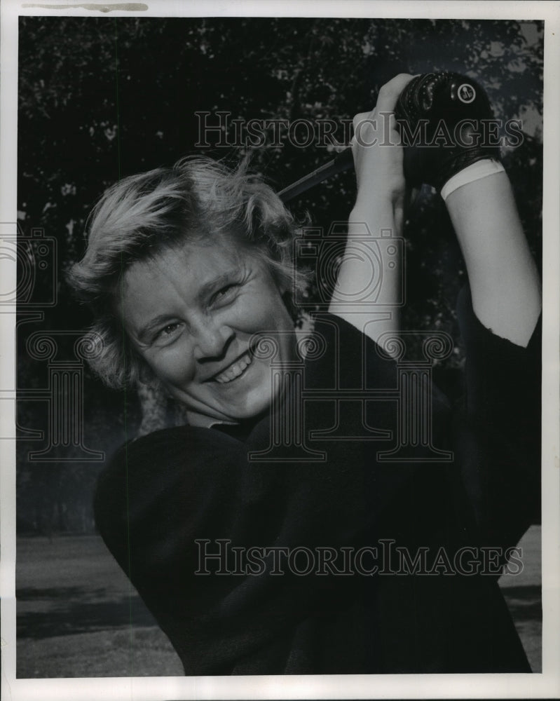 1962 Press Photo Golf pro Judy Kimball practices at Tuckaway country club - Historic Images