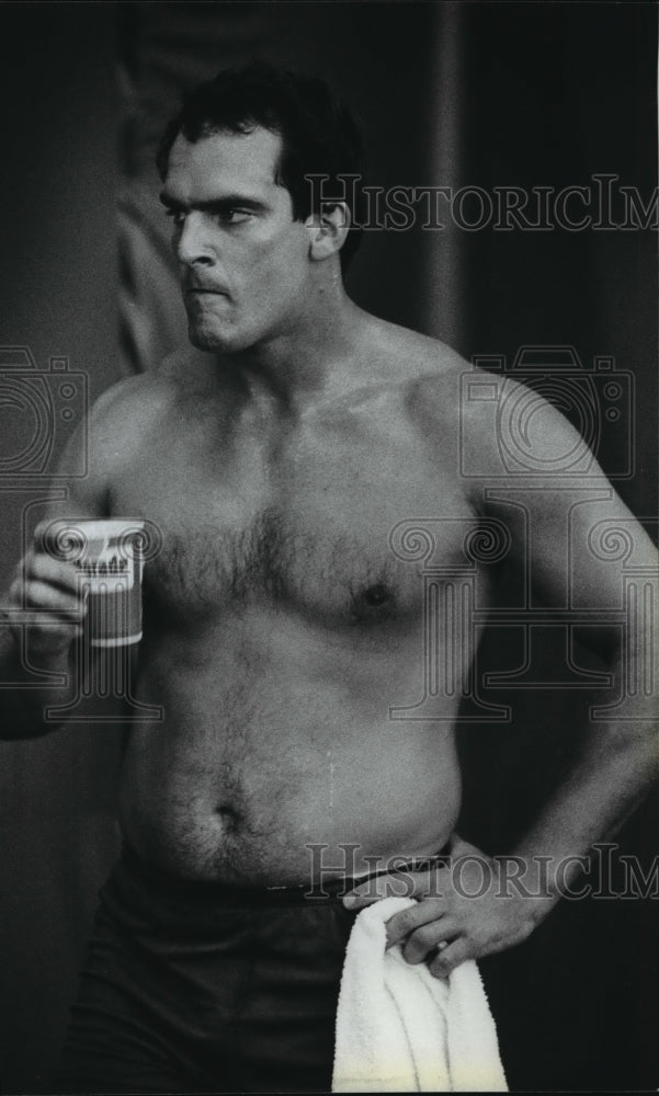 1983 Press Photo Dave Drechsler took a break after a workout - mjt03768 - Historic Images